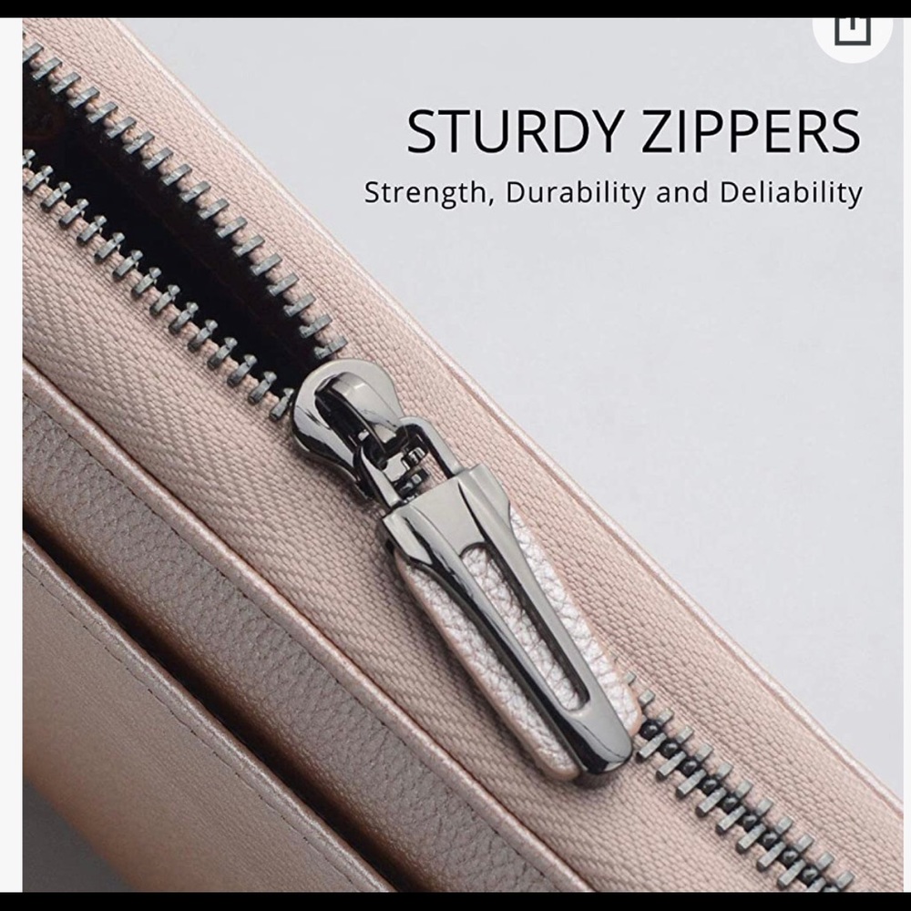 Bveyzi Wristlet